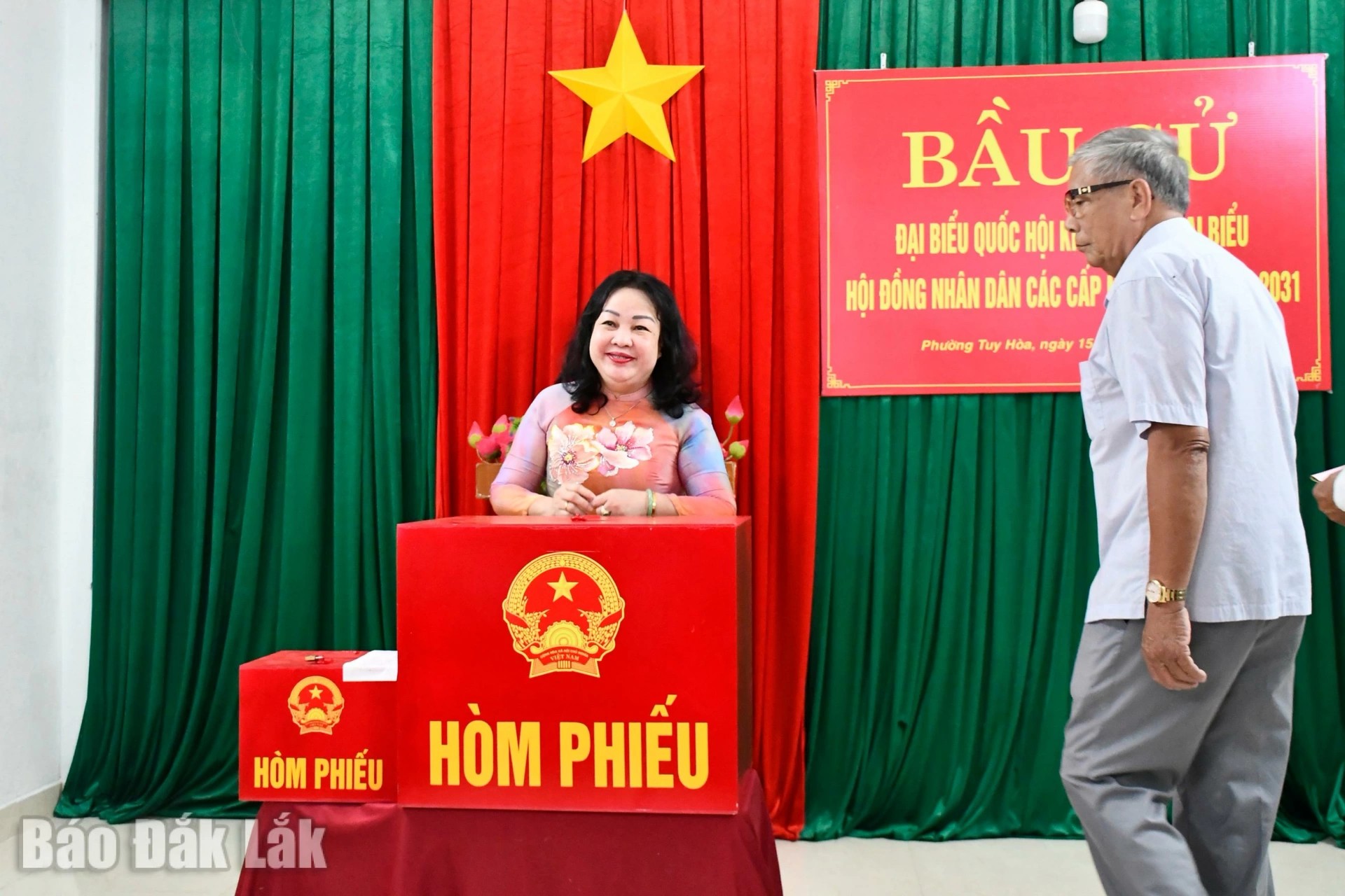 Phó Bí thư Thường trực Tỉnh ủy Cao Thị Hòa An tham gia bầu cử cùng cử tri phường Tuy Hòa